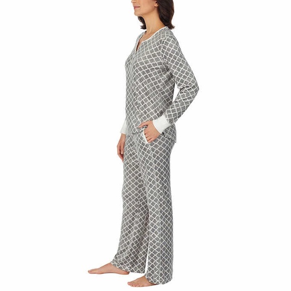 NAUTICA 2 piece Pajama Set Light Grey
Medium - Picture 2 of 5
